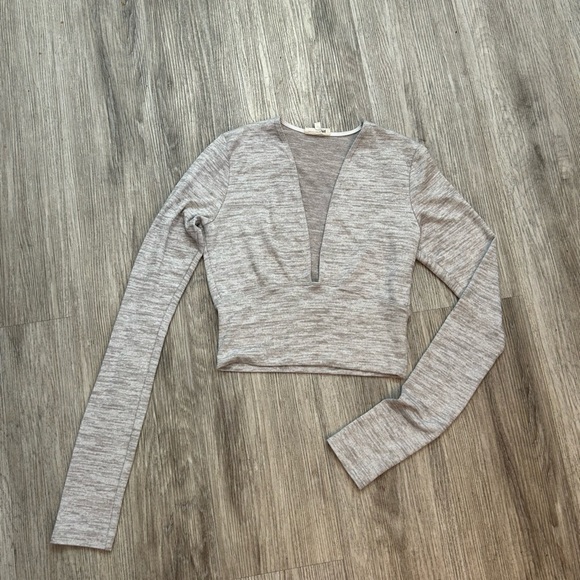 Aritzia Wilfred Free Deep V-Neck Long Sleeve Heathered Grey Crop Top - Picture 2 of 8